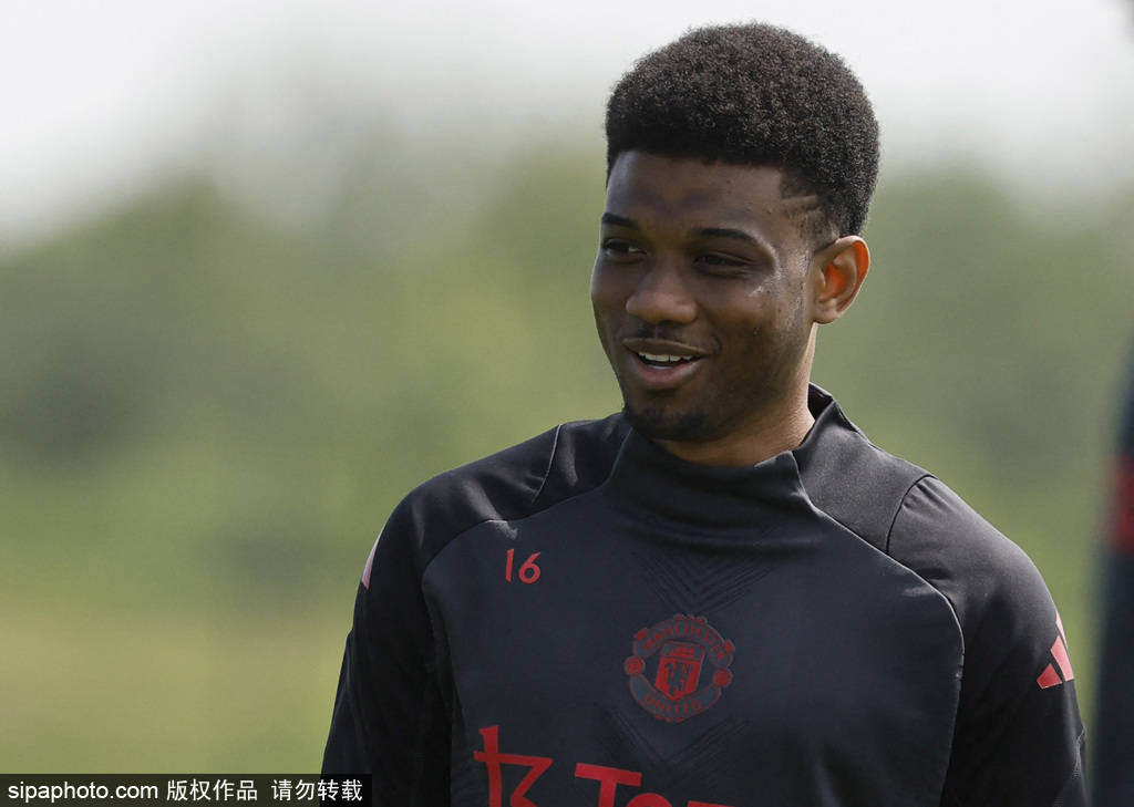 姆贝莫转会曼联惊天反转！偶像埃托奥密会，一席话改变命运？红魔5千万镑豪赌未来！